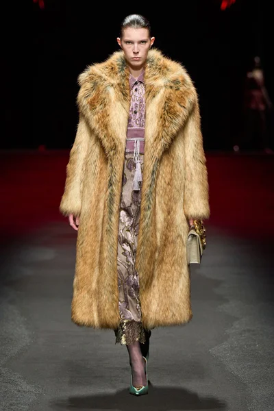 Look 16